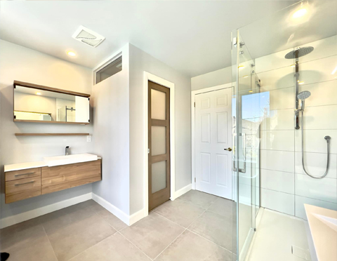 Salle de bain rénovée avec cabinet de toilette